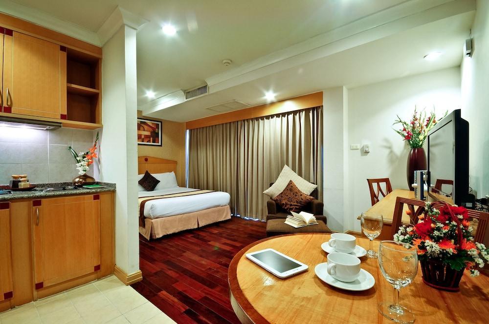 Admiral Suites Bangkok Bagian luar foto