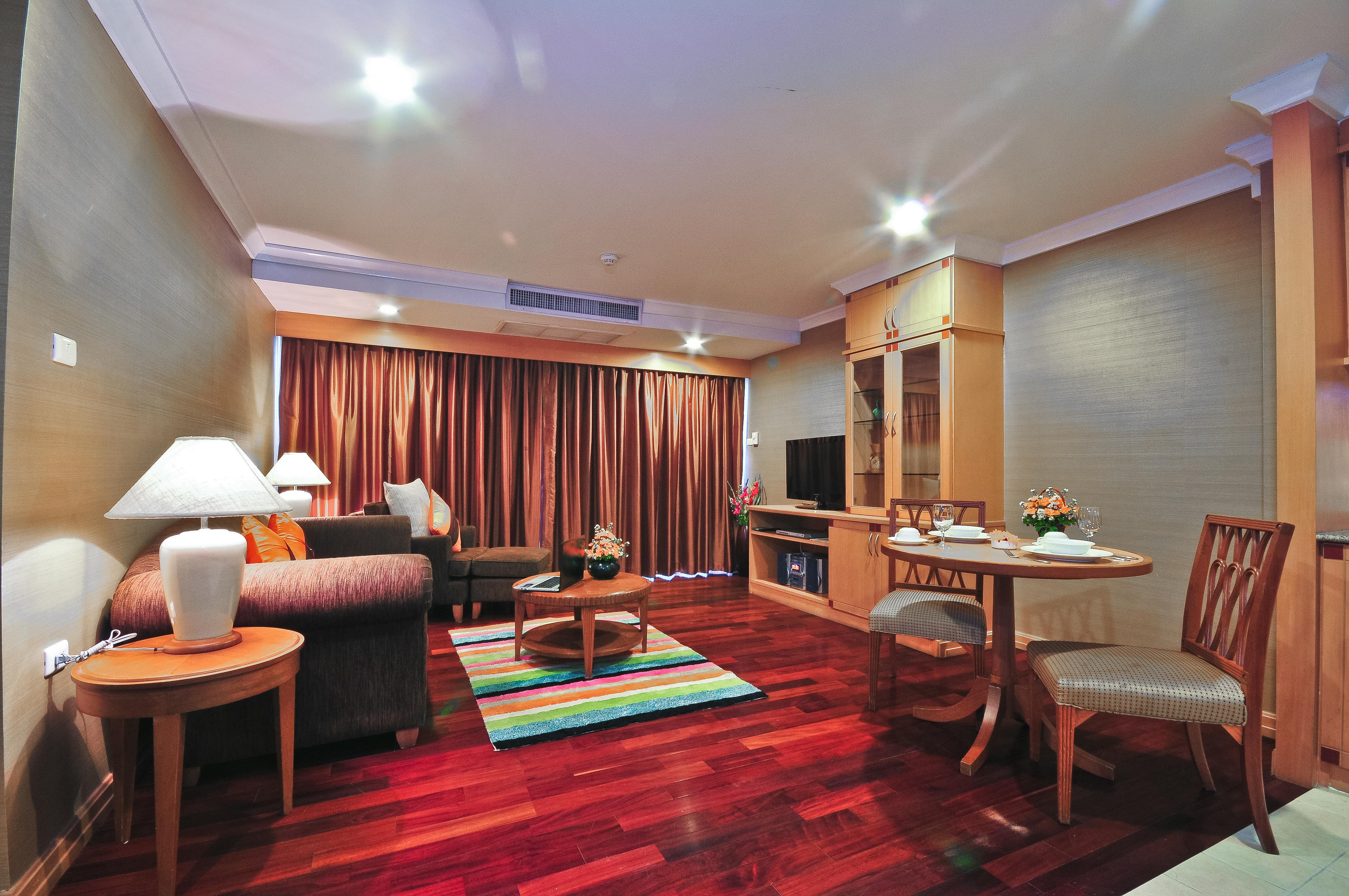 Admiral Suites Bangkok Bagian luar foto