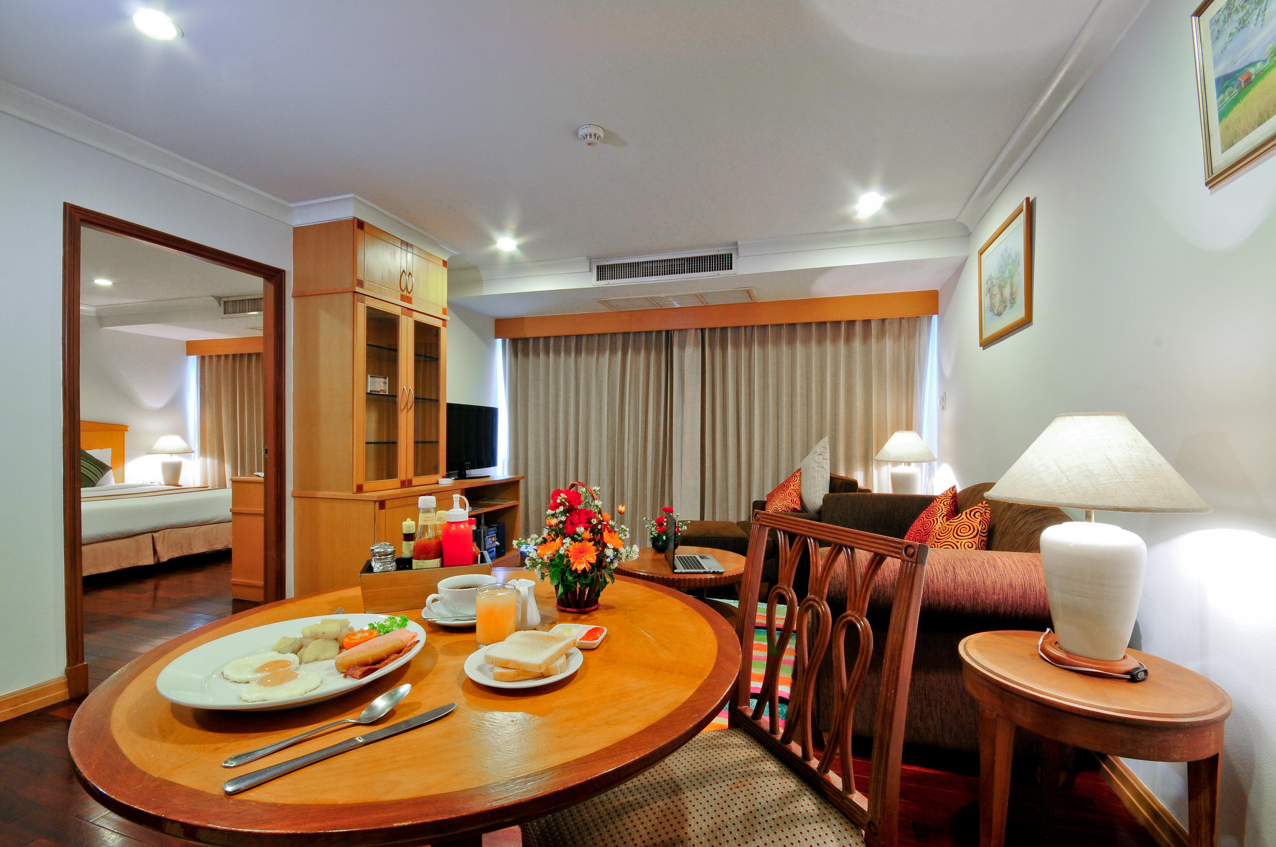 Admiral Suites Bangkok Bagian luar foto