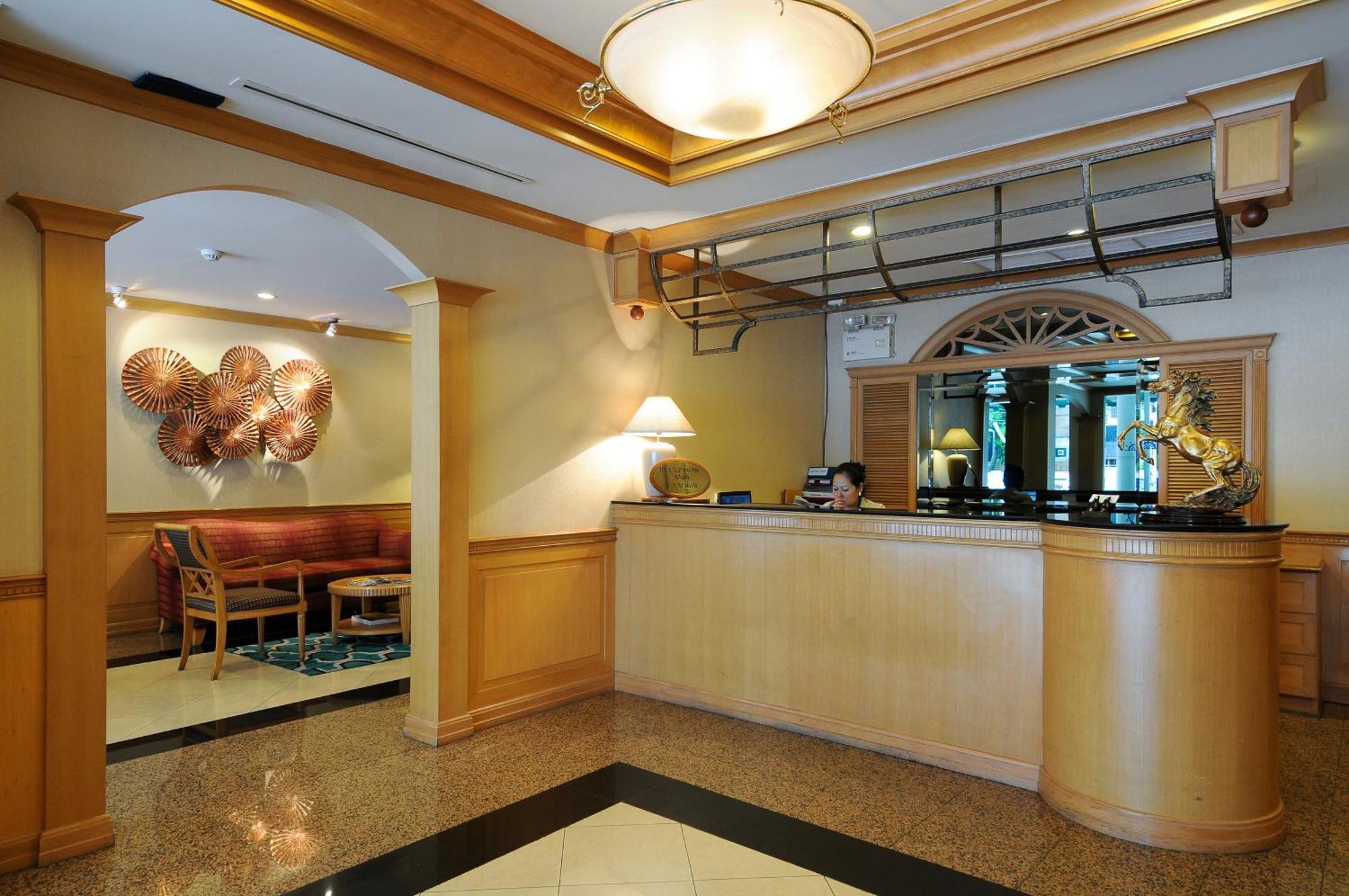 Admiral Suites Bangkok Bagian luar foto