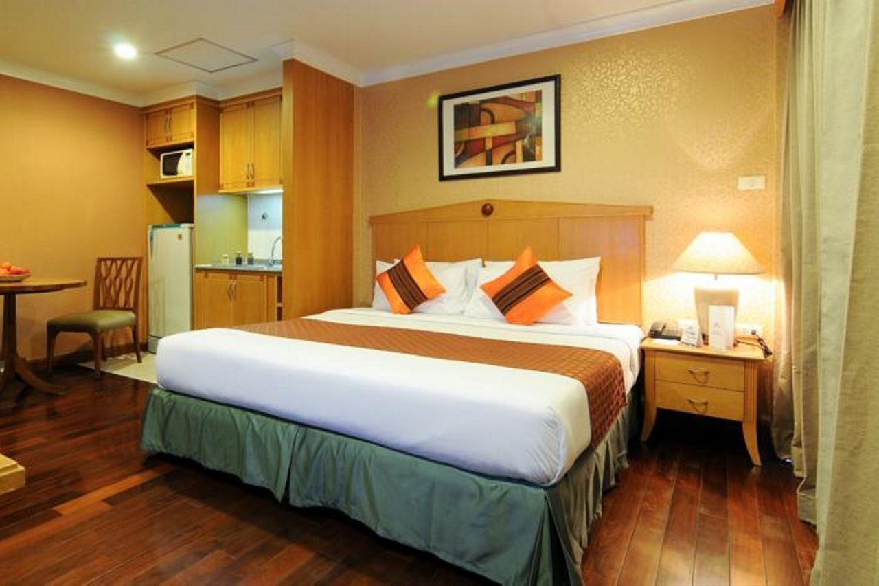 Admiral Suites Bangkok Bagian luar foto